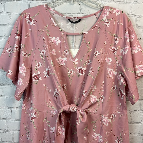 BloomChic Pink Floral Ruffle Sleeve Keyhole Tie Front Top Plus Size 1X - Picture 4 of 6